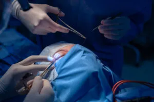 Oftalmologista responde por cirurgia que causou assimetria nos olhos