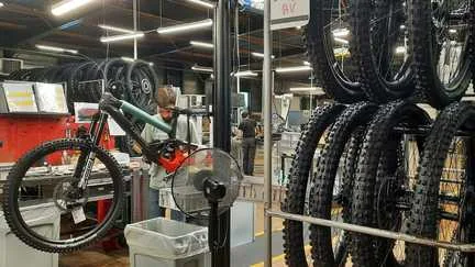 "On est tous prêts à faire le boulot pour que ça perdure" : audience décisive pour l'entreprise de vélos Lapierre, qui demande son placement en redressement judiciaire
