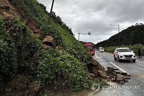 강진 풀치터널 인근 산사태 도로 덮쳐…인명피해 없어