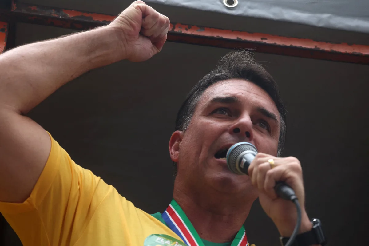La Policía brasileña investiga a Flávio Bolsonaro por sospechas de corrupción en la película sobre su padre