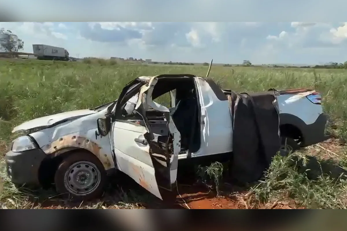 Mãe e filho morrem após carro capotar na BR-153, em Itumbiara (GO)