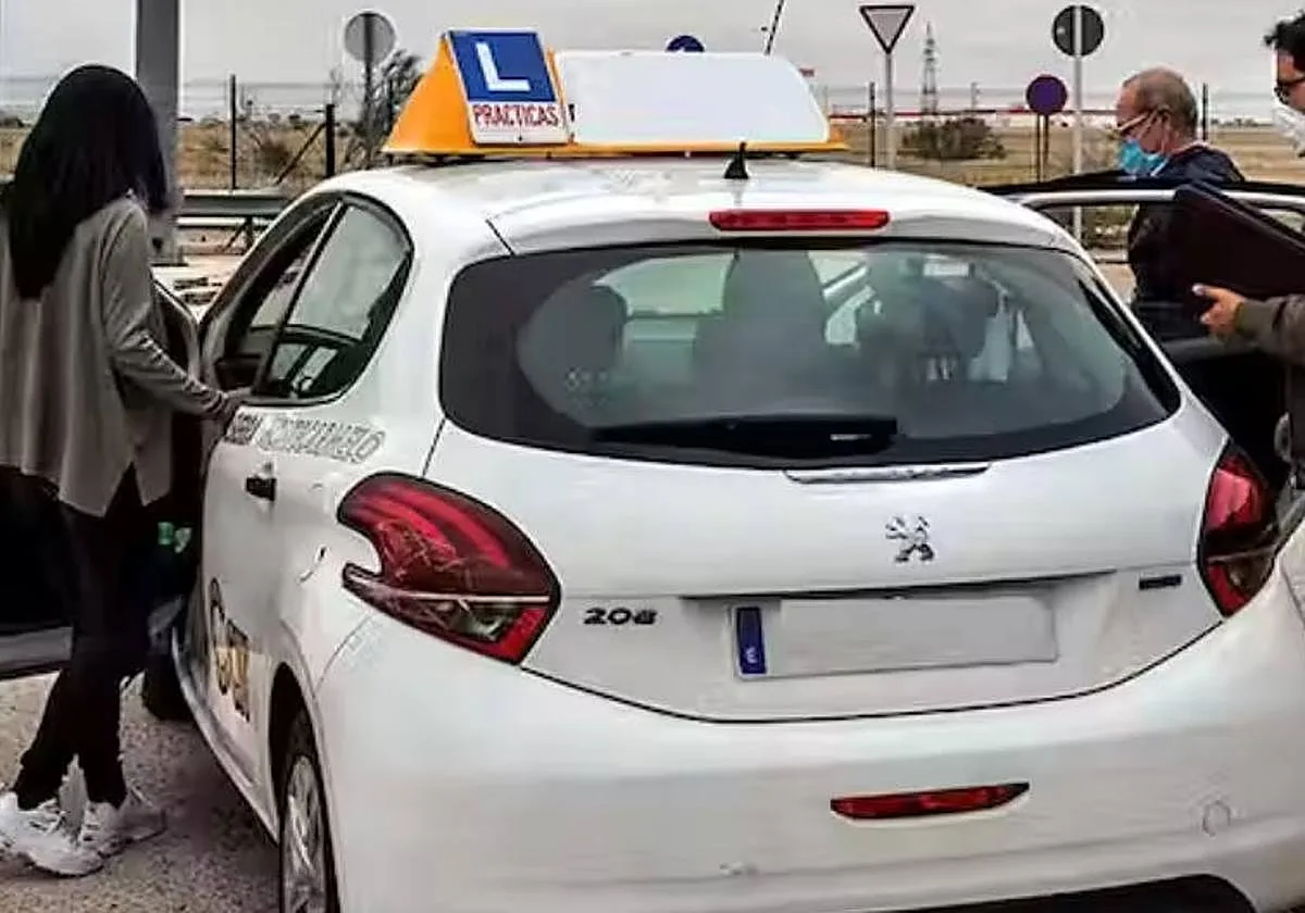 El carné de coche automático también servirá para conducir manuales: bastará un curso extra de 7 horas