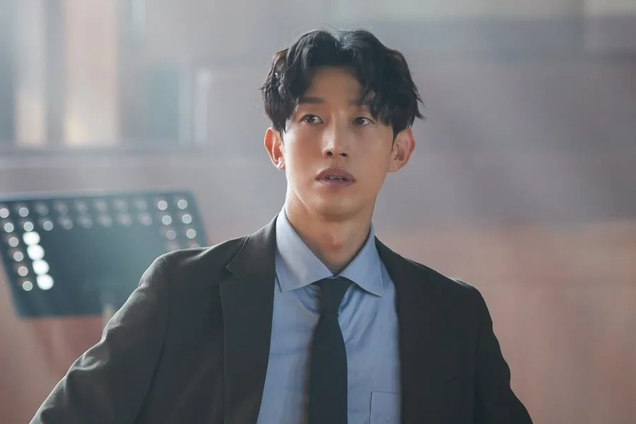 Kang Ki Young Is Koo Kyo Hwan’s One And Only Friend In New Film “Reawaken Man: The Red”