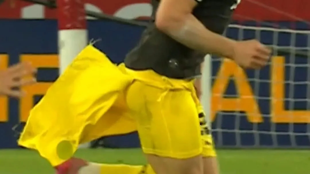 Leweling gegen Ryerson - Klopp-Star zerfetzt Hose von Gegner!