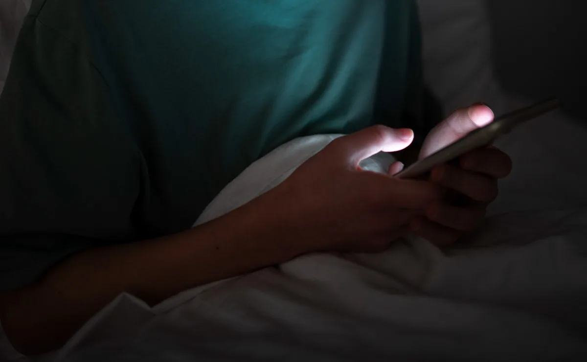 Família encontra mensagens perturbadoras no celular de menina de 13 anos e polícia descobre produção de vídeos