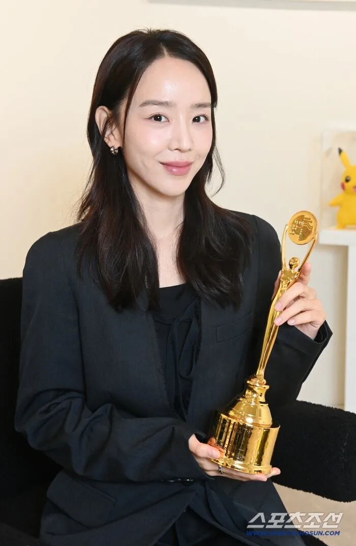 [단독] "상복 없다고 생각했는데"…'여자의 악마' 신혜선, 첫 청룡 트로피로 새긴 다짐(BSA 수상인터뷰)