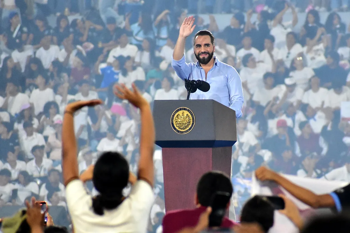 El presidente Bukele anuncia 50 mil becas para jóvenes y una inversión educativa superior al 8% del PIB
