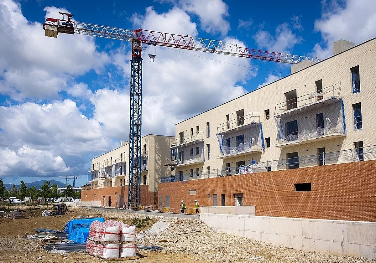 El PP de Núñez propone rebajar al 4% el impuesto por comprar vivienda y Vox priorizar a españoles
