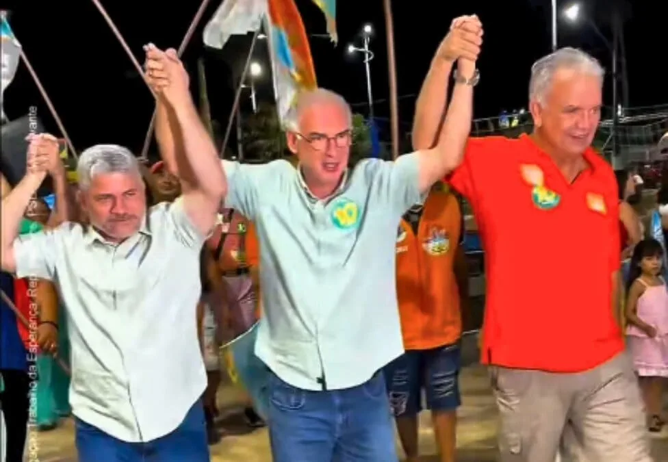 Com Rico Leite, Sérgio Lopes e prefeito de Epitaciolândia anunciam apoio a Alan Rick diante de 2 mil pessoas