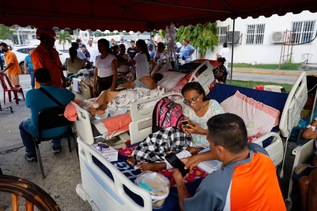 Pacientes de hospital en Panamá son atendidos en la calle tras fuerte terremoto que generó daños estructurales