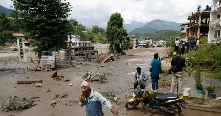 Nepal. "Felizmente, fiquei preso numa árvore"