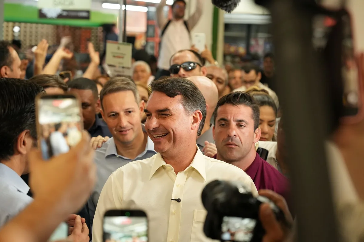Flávio Bolsonaro diz que já prestou contas sobre 'Dark Horse' e tenta colar caso Master a Lula