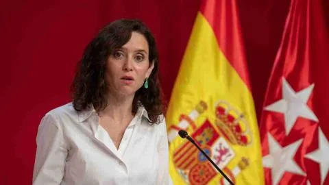 Ayuso vuelve a escudarse en Pedro Sánchez para desviar la atención del ático de Chamberí: "Se podrán dar las vueltas que quieran..."