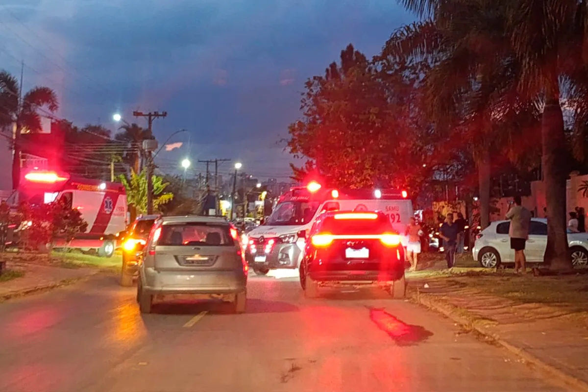 Homem bate carro em árvore e sofre parada cardíaca em Arniqueira