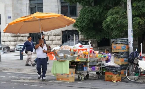 Ambulantes vuelven a cerrar parcialmente avenida Hidalgo; exigen más espacios en la Alameda Central