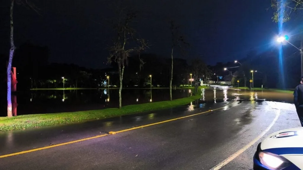 Após fortes chuvas, Passeio Público é fechado e áreas alagáveis de parques transbordam em Curitiba