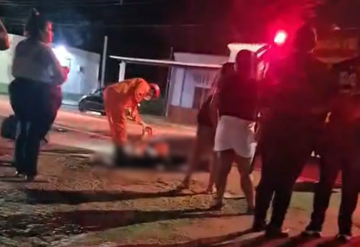 Motociclista morre e passageira fica ferida após acidente entre moto e carro; motorista fugiu