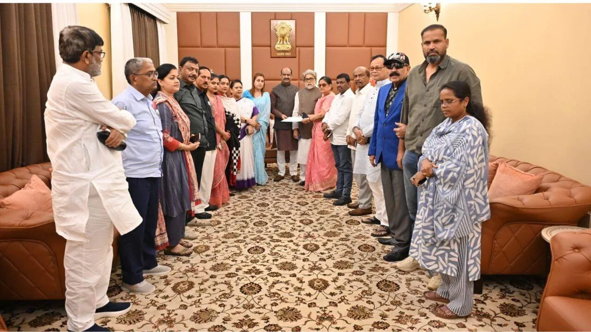 Lok Sabha Speaker seeks response from 20 rebel TMC MPs on disqualification petitions