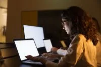 Cansaço digital: como o excesso de estímulos muda as compras online