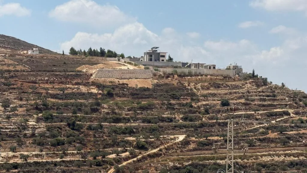 À Qusra, des Palestiniens assiégés dans leur maison par des colons israéliens depuis 10 jours
