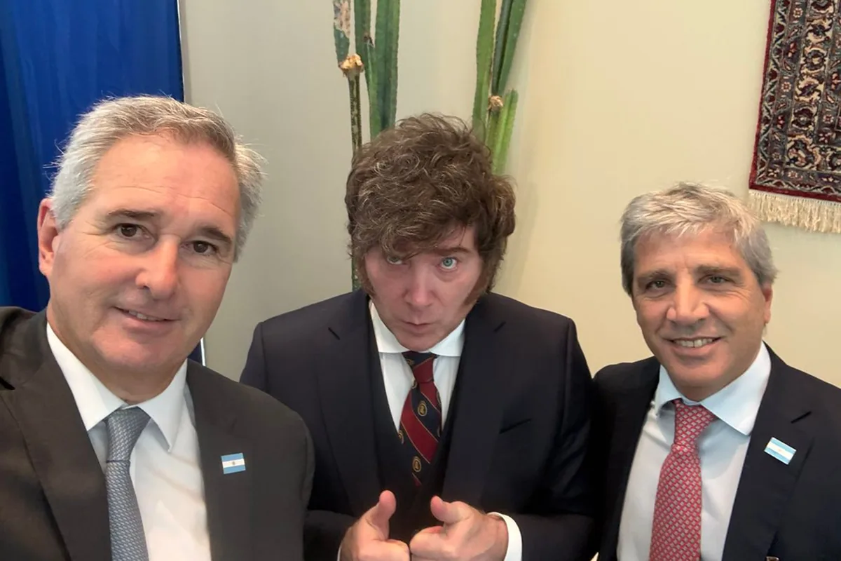 Javier Milei, entre los dólares que a los argentinos les “salen por las orejas” y la corbata de Milton Friedman