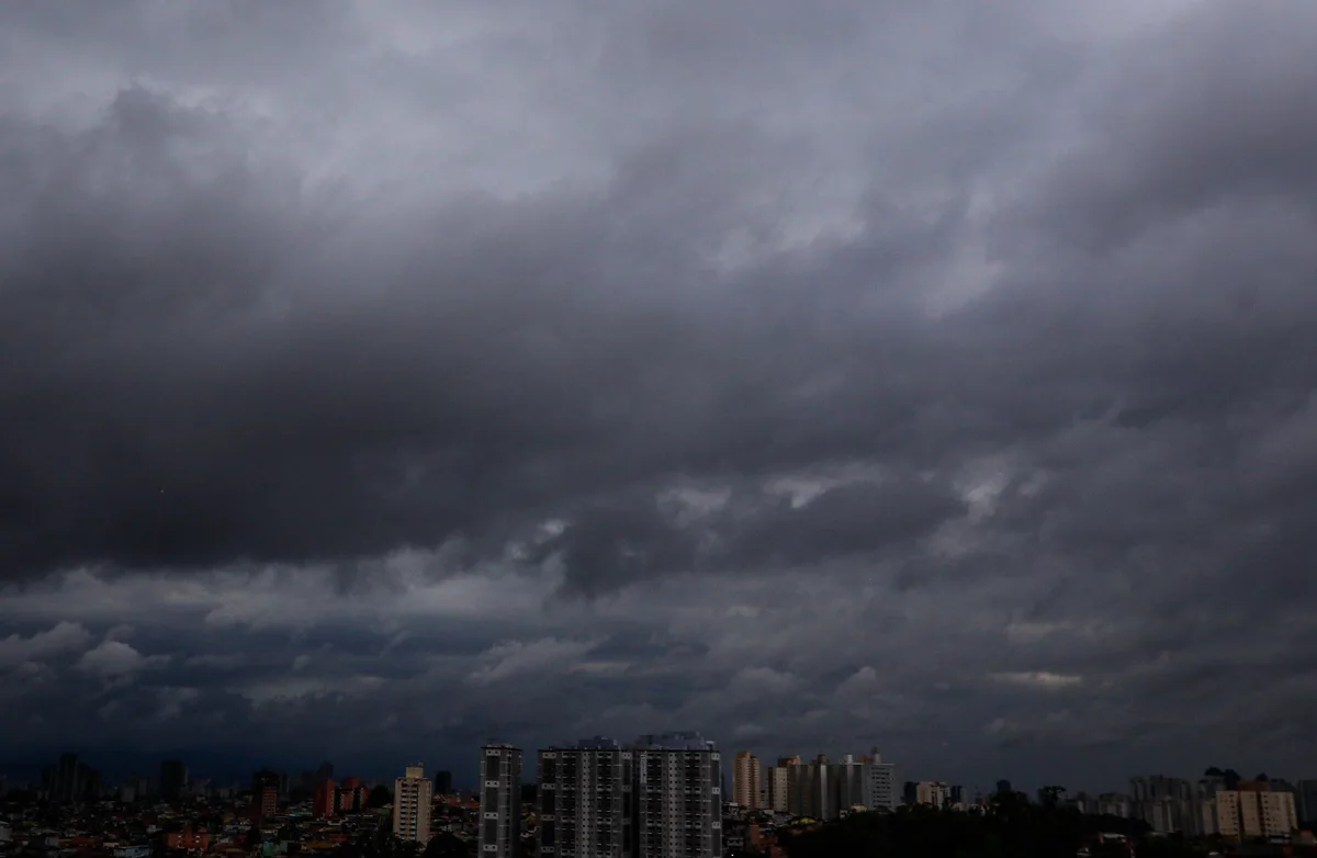 Inmet emite avisos de tempestade para 10 estados; ventos podem chegar a 100 km/h