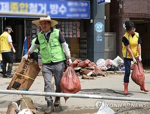 주말 맞은 거제·통영 수해 현장…자원봉사자 1천400여명 구슬땀