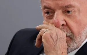 Lula diz que lobista nunca esteve ao seu lado, mas Roberta postou foto com presidente