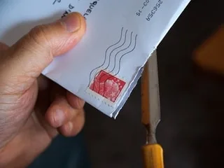 « Une carte postale venue du paradis » : un Américain reçoit avec 26 ans de retard un courrier de ses parents décédés