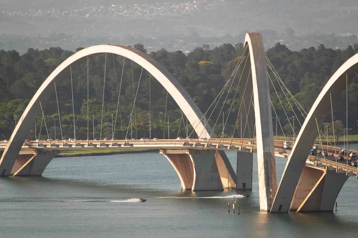 Detran fará novos estudos após Celina barrar semáforos na Ponte JK