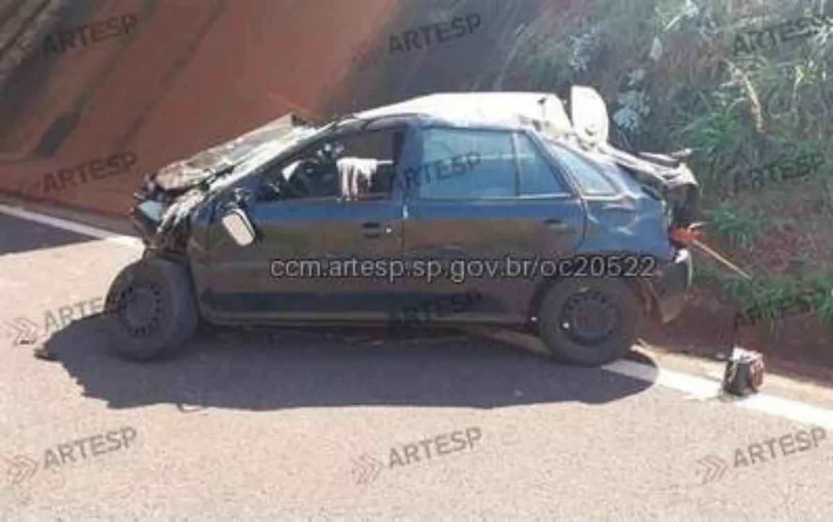 Uma pessoa morre e outra fica em estado grave após carro capotar em rodovia de Guatapará, SP
