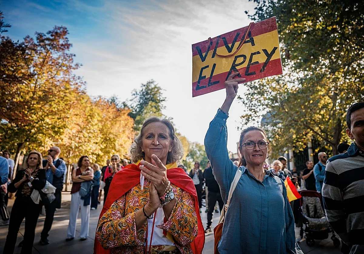 Abucheos a Sánchez y gritos de apoyo a Ceuta en el desfile del 12 de Octubre: «Tenemos ganas de cambio»