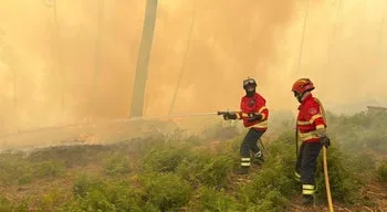 Mais de meio milhar de bombeiros combatem quatro incêndios no norte do país