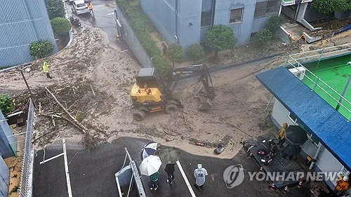 '거제 수해 이재민에 위로를'…적십자 경남지사에 8억 성금 답지