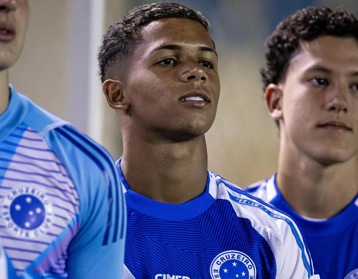 "Errei", diz jogador do Cruzeiro após foto com a camisa do Flamengo