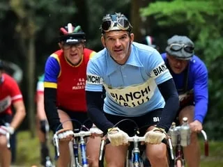 Nostalgiques du vélo d’avant, ces cyclistes pédalent chaque année en maillot vintage sur les mythiques chemins italiens