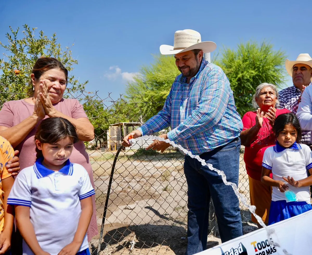 Llevan agua potable con energía solar a familias de ejido El Anhelo en Ramos Arizpe