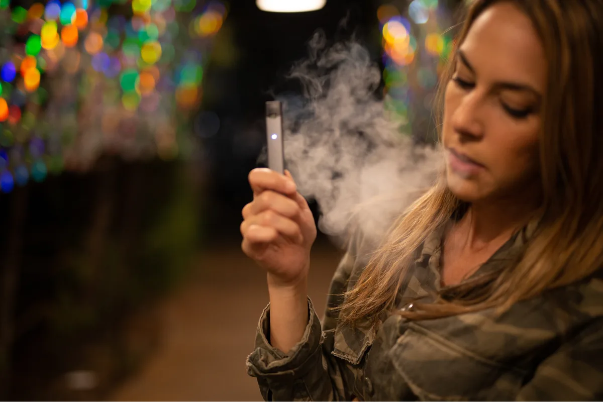 Essência popular de vapes pode fazer mal ao desenvolvimento do feto, diz estudo