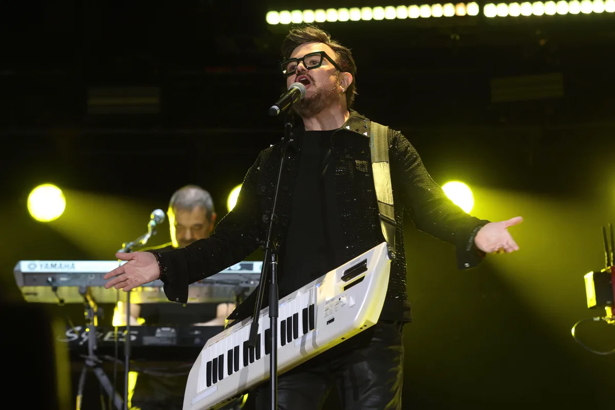 ¿Qué le pasó a Aleks Syntek? Anuncia que se va de México tras crisis en show