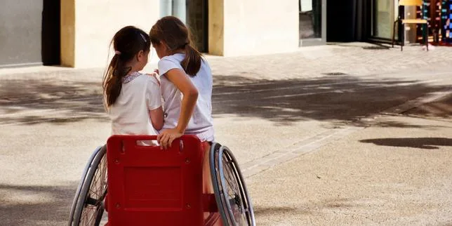 A Paris, des centres de loisirs accueillent ensemble enfants valides et en situation de handicap : « Ça les tire tous vers le haut »