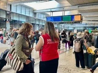 « Gare bondée et voyageurs désemparés » : après la panne à Montparnasse, le trafic reprend mais lentement