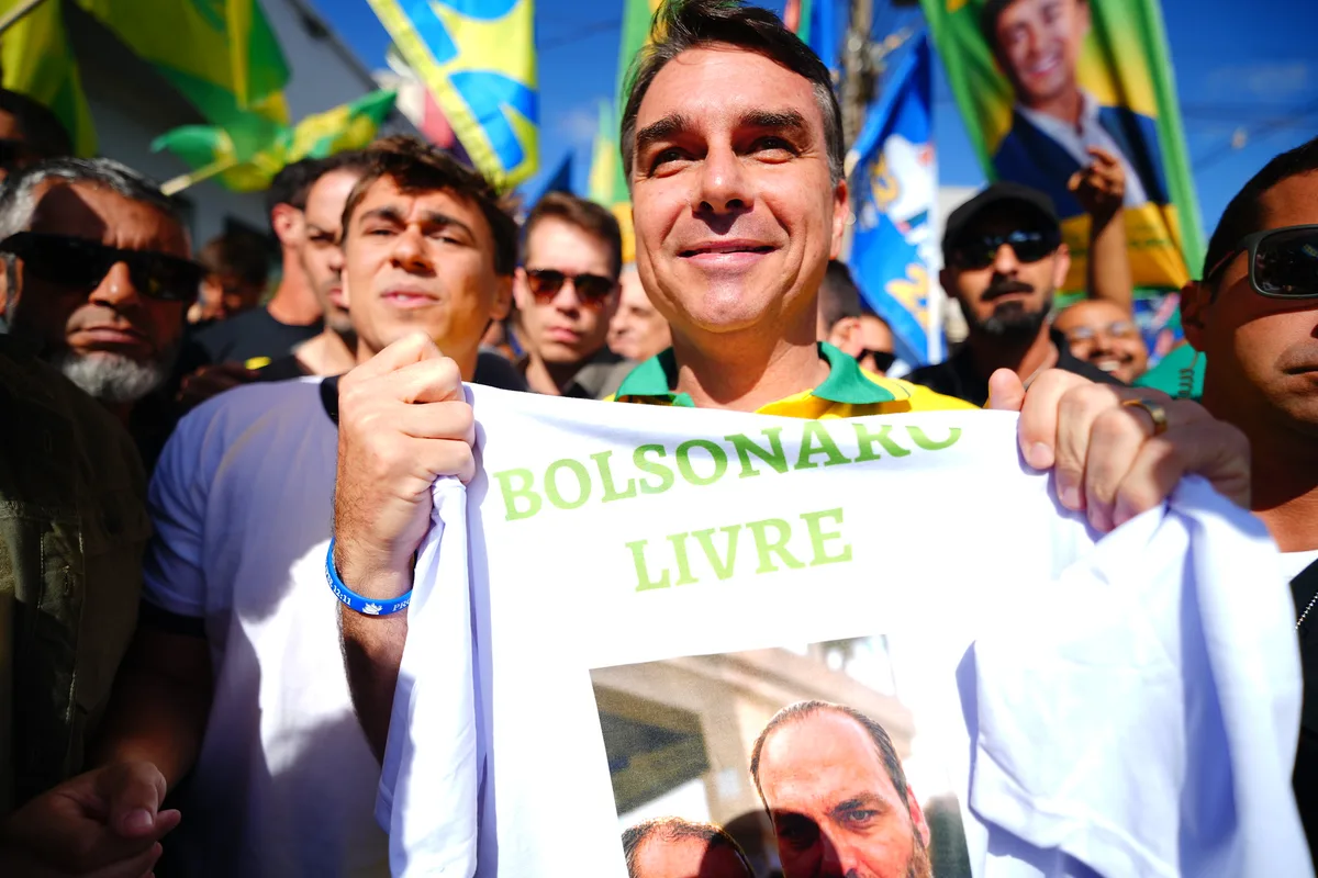 Flávio Bolsonaro se diz “um pouquinho chateado” com a direita
