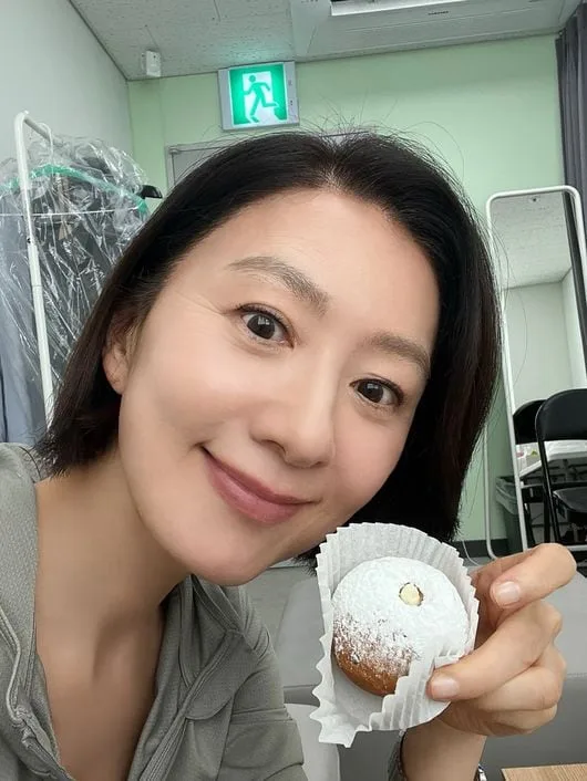 '59세' 김희애, 외모 품평 논란 정면 돌파…초근접 셀카에 누리꾼 '감탄'