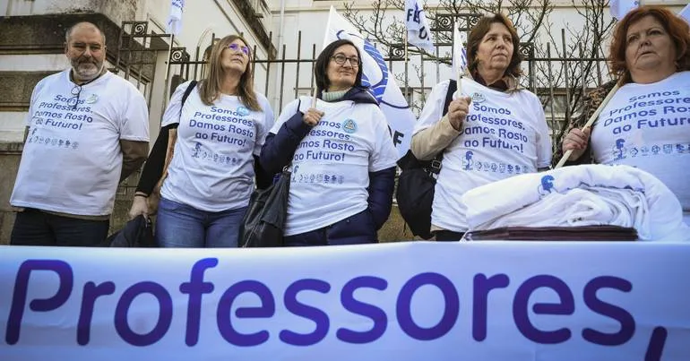 Professores que adiem reforma podem ganhar 750 euros "extra"