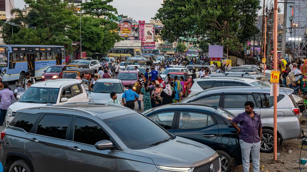 Chaotic traffic on Tiruchi-Karur road irks commuters