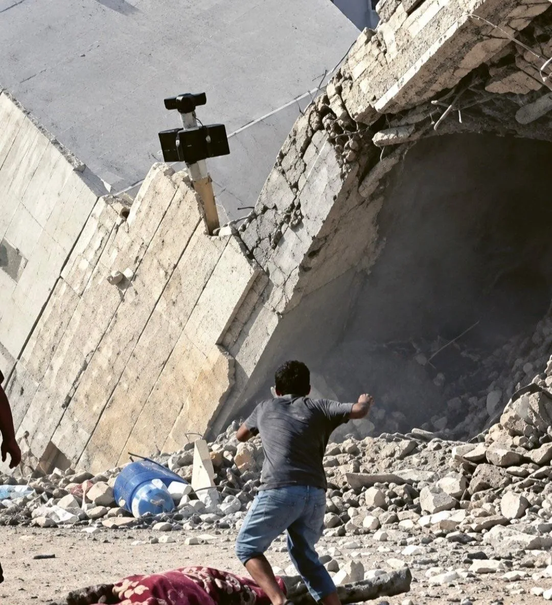 Forças de Israel bombardeiam adolescente que corria para socorrer paramédico ferido em Gaza