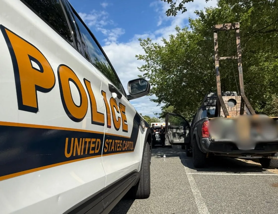 Viajó con una guillotina desde California hasta Washington y fue detenido a metros del Capitolio