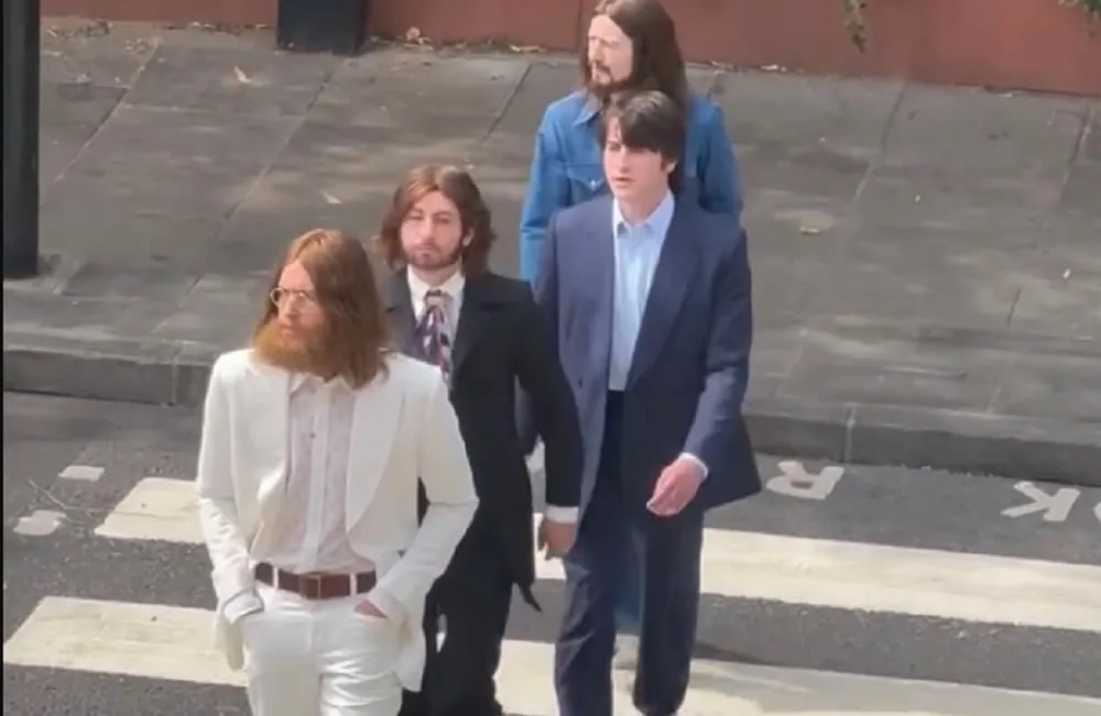 The Beatles: veja elenco de cinebiografias gravando cena histórica da capa de “Abbey Road”