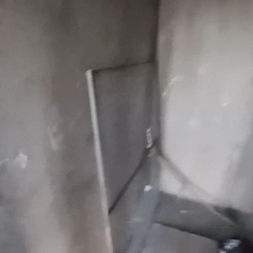 Nem portão ‘a sete chaves’ impede furto de fios em comércio na região central