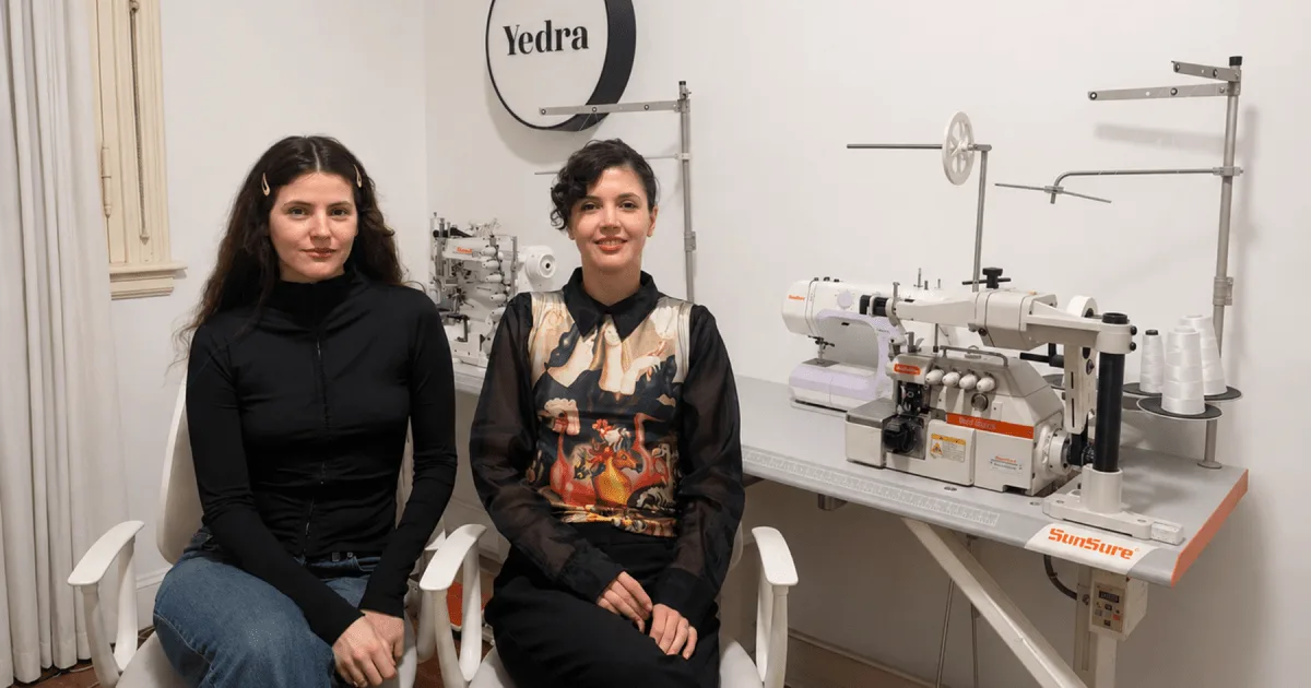 Con remeras de Sandro y Raffaella conquistan la moda: las diseñadoras de Cipolletti que honran la cultura y el arte